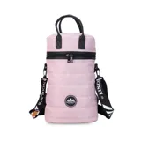 Matera estilo mochila color verde militar, confeccionada en nylon acolchado con detalles en símil cuero negro. Cuenta con tapa con cierre metálico, bolsillo interno, asas de mano y correa extensible para llevar al hombro o cruzada.