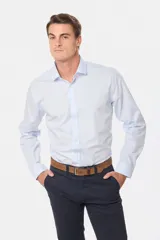 Camisa celeste de vestir, entallada, de manga larga, con cuello clásico y sin bolsillo.