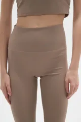Calza deportiva de poliamida, color negro, con diseño al cuerpo y cintura alta.