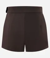 Short pollera de estilo sastre con diseño de plegado delantero, cintura estructurada y cinturón lateral integrado con hebilla metálica.