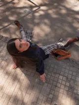 Pantalón a cuadros de corte ligeramente oxford, con cierre y elástico en la cintura, detalle de triángulo de cuero en la pretina y logo bordado en la pierna.
