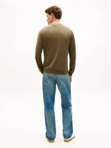 Sweater Tommy Hilfiger de cuello redondo, color verde militar, confeccionado en mezcla de algodón y lyocell, con puños y bajo de punto canalé.