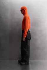 Sudadera de corte regular fit confeccionada en tejido polar con textura efecto pelo. Presenta cuello subido con capucha integrada, manga larga ranglán y acabados con cinta elástica. El bajo es asimétrico, siendo más largo en la parte posterior.