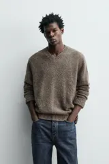 Jersey de punto con corte relajado, confeccionado en una mezcla de fibras de alpaca y yak. Presenta cuello en pico, manga larga y acabados en rib en puños y bajo.