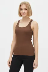 Musculosa de algodón en tejido canalé, de corte ajustado al cuerpo, con escote redondo y tirantes anchos.