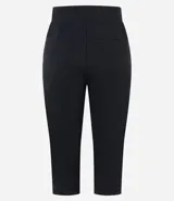 Pantalón capri de corte ajustado, confeccionado en bengalina, con diseño básico y liso.