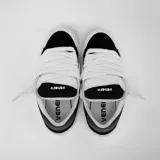 Zapatillas de estilo skate Venefo, color negro con detalles en blanco. Presentan cordones anchos, suela de goma blanca y diseño con logo lateral.