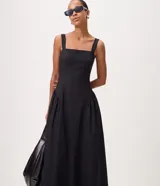 Vestido midi negro confeccionado en tricolina de algodón, con escote cuadrado, breteles anchos y corte con frunces laterales en la cintura. Presenta falda amplia y diseño de la marca Marfinno.