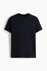 Remera de punto de algodón liviano, color negro, con cuello redondo y diseño entallado.