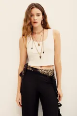 Musculosa crop de morley, color gris oscuro, con escote redondo y tiras anchas.