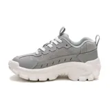 Sneaker Caterpillar modelo Intruder Lite, color gris con suela chunky blanca. Presenta un diseño robusto con paneles de gamuza y cuero sintético, cordones blancos y logo de la marca en el lateral.