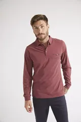 Remera polo de manga larga para hombre, con cuello clásico, cierre frontal de botones y bolsillo pequeño en el pecho con detalle de botón.