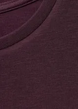 Camiseta de manga larga con cuello redondo y diseño entallado, confeccionada en tejido suave con acabado liso.