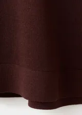 Top marrón sin mangas, de corte recto y ajuste cómodo, con cuello alto y una bufanda o lazo integrado con bordes claros.