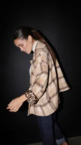 Tapado oversized de franela con estampado escocés e interior con estampado animal print.