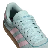 Championes Adidas Breaknet Sleek de estilo urbano inspirado en el tenis, confeccionados en gamuza sintética color turquesa con las icónicas tres tiras laterales en color rosado. Presentan suela de goma color caramelo y cierre por cordones.
