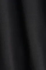 Remera negra de manga corta con cuello redondo fino, confeccionada en punto de algodón elástico.