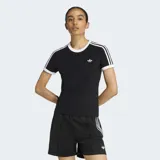 Remera Adidas de corte ajustado, color negro con cuello y bordes de mangas en blanco. Presenta las icónicas tres tiras blancas en los hombros y el logo del trébol bordado en el pecho.