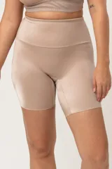 Calza modeladora color piel, tiro alto, confeccionada en lycra reforzada en la zona abdominal.