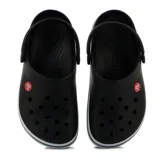 Zuecos Crocs modelo Band, color negro con dos líneas blancas en la suela.