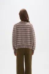 Sweater de punto a rayas horizontales en tonos marrón y blanco, con cuello redondo y cierre frontal parcial con botones. Presenta un diseño holgado de manga larga con puños y ruedo acanalados.