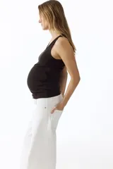 Musculosa acanalada de algodón color marrón oscuro, con escote en U y bajo recto, diseñada para maternidad.