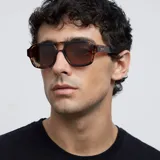 Lentes de sol de aviador oversize con montura carey y lentes marrones polarizadas.