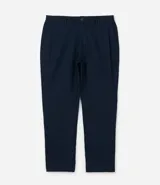 Pantalón de vestir azul marino, de corte relajado, confeccionado en tejido de viscosa y lino. Cuenta con cintura con trabillas, bolsillos laterales y traseros. Se ajusta a la cintura con cinturón de cuero marrón.