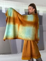 Chal de lana merino teñida, color naranja y celeste, de tejido fino y suave.