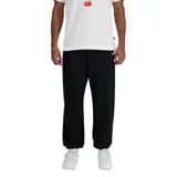 Pantalon de jogging New Balance color negro, con corte holgado y puños elásticos en los tobillos. Presenta el logo de la marca bordado en blanco en la parte superior de la pierna izquierda.