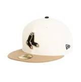 Gorra New Era modelo 59FIFTY de los Boston Red Sox, con diseño estructurado de visera plana. Presenta corona en color blanco roto (crudo), visera en tono tostado y bordado frontal en relieve con el logotipo del equipo en negro y detalles tostados.