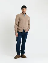 Cardigan de punto gris con cuello alto, cierre frontal de metal con doble cursor y bolsillos laterales. Presenta puños y cuello en tejido canalé.