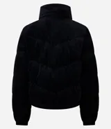 Campera puffer de mujer con diseño acolchado y textura acanalada tipo cotelé. Presenta cuello alto, cierre frontal con botones a presión y puños elásticos.