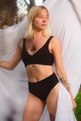 Culotte less de tiro alto color negro, confeccionado en suave algodón con diseño de ajuste cómodo.