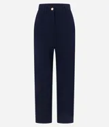 Pantalón wide de cintura baja color azul marino, confeccionado en crepé con doble traba en la cintura, cierre tradicional y frisos.