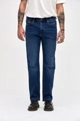 Jean de corte slim, ajustado desde la cadera hasta los tobillos, en color azul oscuro con costuras en contraste.