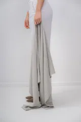 Ruana gris de tejido de punto, hecha de 100% baby alpaca.