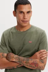 Remera verde militar de algodón, de corte clásico y manga corta. Presenta logo de Levi's en el pecho.