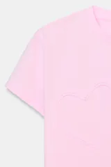 Camiseta rosa claro de manga corta y cuello redondo, con un diseño de dos corazones en relieve a tono sobre el frente.
