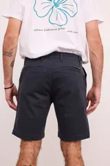 Bermuda de gabardina azul con bolsillos laterales y traseros.