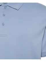 Chomba celeste de piqué de algodón, corte regular, con cuello clásico, tapeta de tres botones y logo bordado en el pecho.