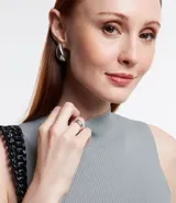 Musculosa roja de punto con cuello alto y tirantes anchos.