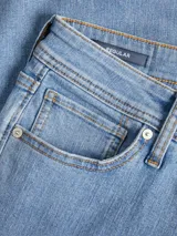 Jean slim fit de tiro medio y diseño clásico de cinco bolsillos, en tono azul claro. Confeccionado en mezcla de algodón, poliéster, lyocell, viscosa y elastano, ofrece un calce ajustado y flexible.
