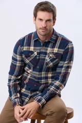 Sobrecamisa de viyela a cuadros en tonos azul, beige y marrón, con dos bolsillos de parche con solapa abotonada en el pecho.