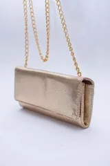 Cartera tipo sobre color beige con textura granulada y correa de cadena dorada.