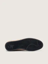 Zapatillas Golden Goose modelo Ball Star, confeccionadas en cuero con efecto desgastado. Diseño en color blanco con estrella lateral en negro, contrafuerte negro y suela de aspecto envejecido.