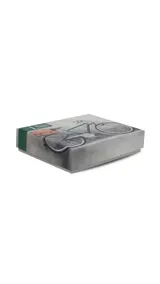 Billetera de diseño clásico en símil cuero color marrón oscuro, con cierre mediante presilla lateral y detalle de costuras decorativas en el frente. Cuenta con compartimentos internos para billetes, tarjetas y visor.