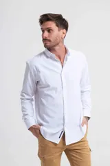 Camisa celeste de manga larga con cuello abotonado.