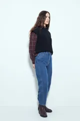 Pantalón de denim con corte barrel, de silueta relajada y tiro medio, en color gris lavado.