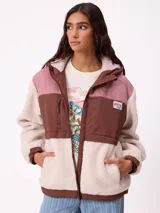 Campera con capucha de diseño combinado en bloques de color. Presenta una sección superior en pana rosada, una franja central en nylon marrón con logo de la marca y cuerpo inferior y mangas en tejido sherpa color crema. Incluye cierre frontal y bolsillos laterales.